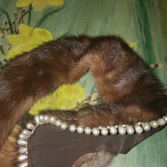 Glamorous Natural Ranch Mink Fur Collar with Faux Pearl Embellishments - Picture 5 of 10